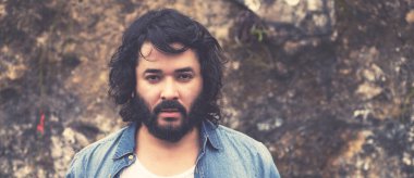 Gerçekten güçlü bir adam, açık havada sakallı, şehir tarzında.