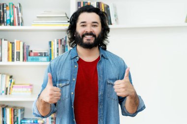 Evde sakallı, iyimser ve güçlü bir adam.