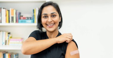 Hastanede aşılandıktan sonra alçılı güzel Latin Amerikalı olgun kadın.