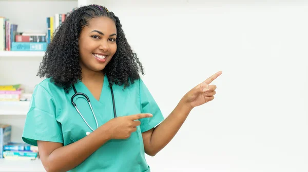 Étudiante Latino Américaine Médecine Infirmière Pointant Latéralement Vers Clinique — Photo