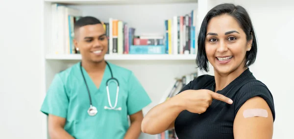 Happy Hispanic Volwassen Vrouw Met Verpleegster Vaccinatie Het Ziekenhuis — Stockfoto