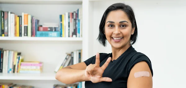 Heureuse Femme Mûre Latino Américaine Avec Plâtre Après Vaccination Hôpital — Photo