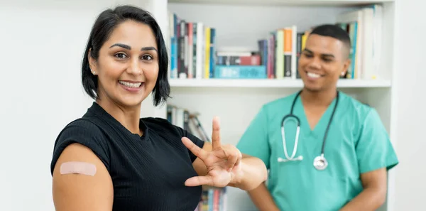 Сміх Іспаномовної Зрілої Жінки Медсестрою Після Вакцинації Лікарні — стокове фото