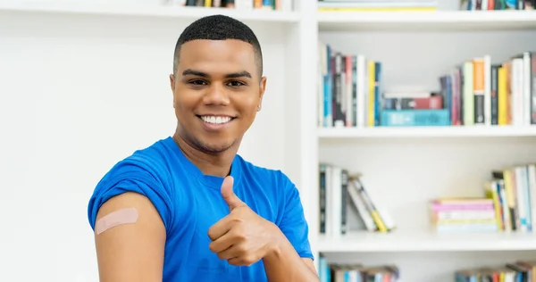 Heureux Hispanique Jeune Homme Adulte Avec Plâtre Après Vaccination Contre — Photo