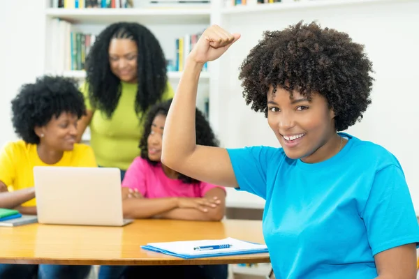 Grupo Estudiantes Afroamericanos Motivados Ciencias Computación Que Aprenden Desarrollo Programación — Foto de Stock