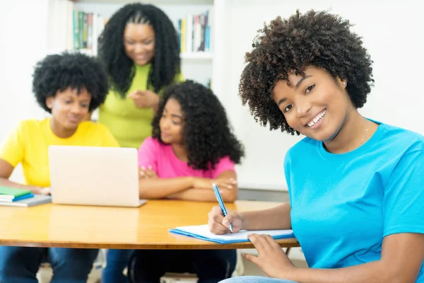 一群快乐的非洲裔美国计算机科学学生在大学学习软件开发和编程 — 图库照片