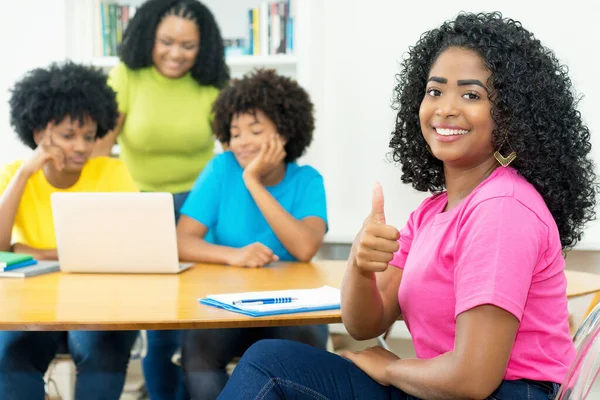 Estudante Ciências Computação Afro Americano Sucesso Com Grupo Estudantes Codificação — Fotografia de Stock