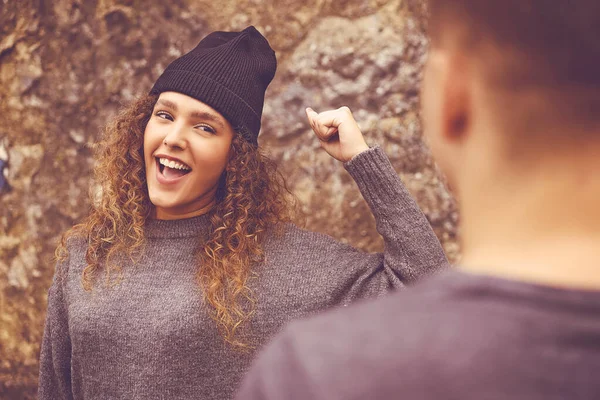 Mujer Hipster Feliz Con Sombrero Punto Hablando Con Amigo Aire —  Fotos de Stock
