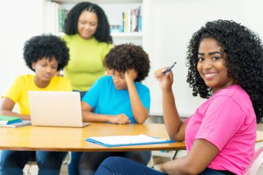Üniversitede bir grup kodlama öğrencisi olan Afrikalı bir bilgisayar bilimci.