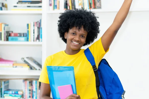 Framgångsrik Jublande Afrikansk Amerikansk Kvinnlig Student Med Gul Skjorta Universitetet — Stockfoto