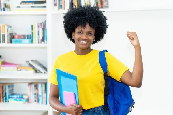 Estudante Americana Africana Motivada Com Camisa Amarela Universidade — Fotografia de Stock