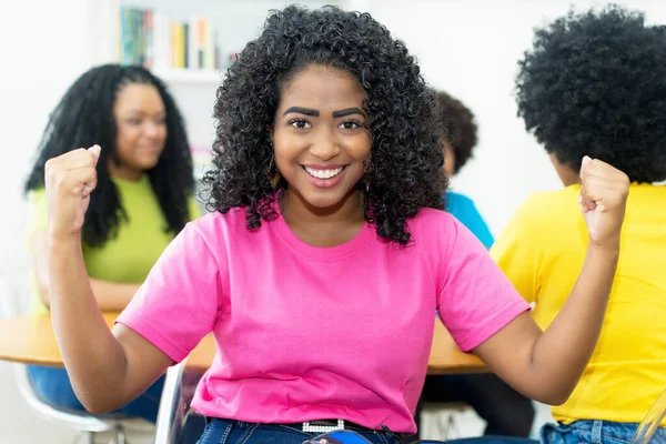 Skål Brasilianska Kvinnliga Student Med Grupp Afrikanska Amerikanska Unga Vuxna — Stockfoto