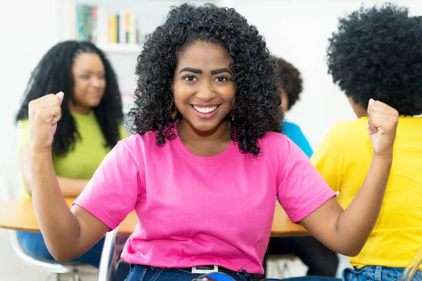 Jubelnde Brasilianische Studentin Mit Einer Gruppe Afrikanisch Amerikanischer Junger Erwachsener — Stockfoto