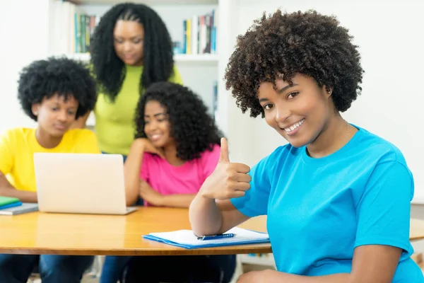 Grupo Estudantes Ciência Computação Afro Americanos Sucesso Aprendendo Desenvolvimento Software — Fotografia de Stock