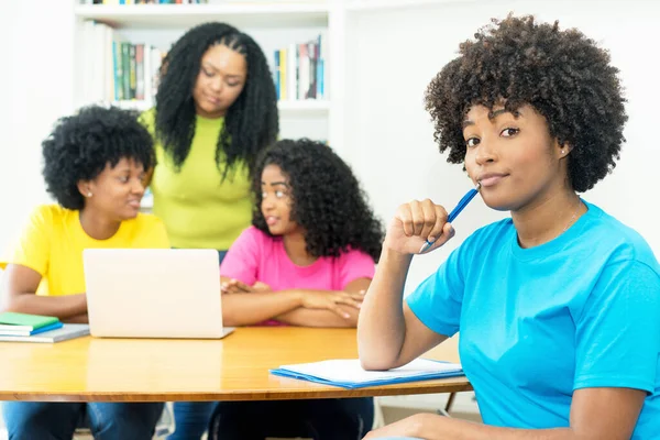 Grupo Jovens Afro Americanos Estudantes Ciência Computação Aprendendo Desenvolvimento Software — Fotografia de Stock