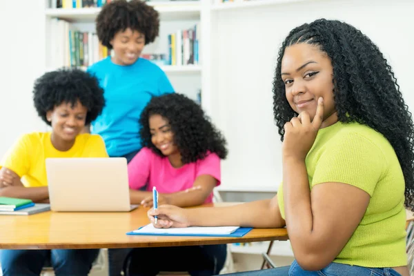 Estudante Ciência Computação Americano Africano Bonito Com Grupo Estudantes Codificação — Fotografia de Stock