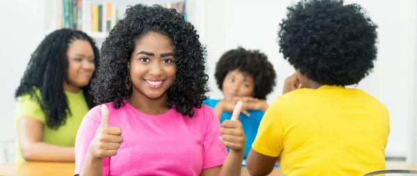 Başarılı Brezilyalı Kız Öğrenci Bir Grup Afrikalı Amerikalı Genç Yetişkinle — Stok fotoğraf