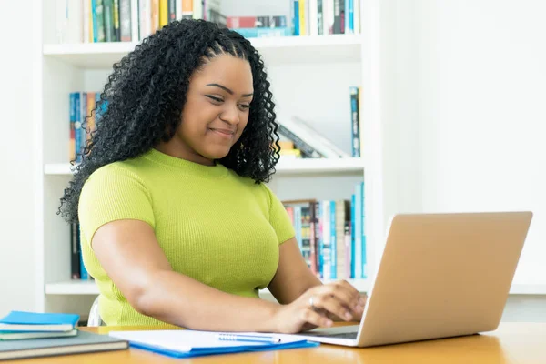 肥胖的非洲裔美国女学生在家里的电脑室里学习 — 图库照片