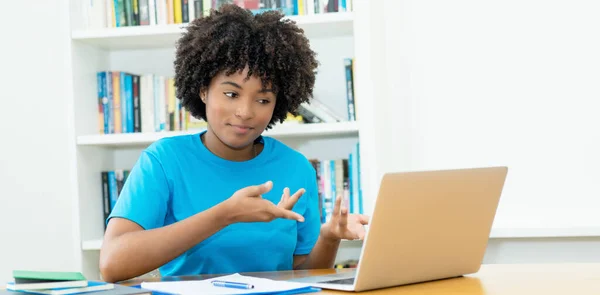 Conferencia Línea Para Estudiante Afroamericana Para Aprender Lengua Extranjera Escritorio —  Fotos de Stock