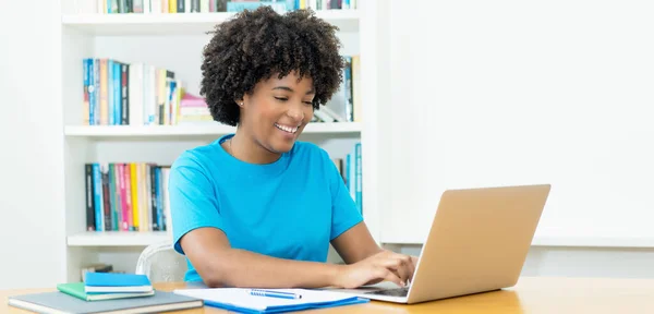 Alegre Riéndose Afroamericana Mujer Joven Adulto Compras Línea Ordenador Escritorio —  Fotos de Stock