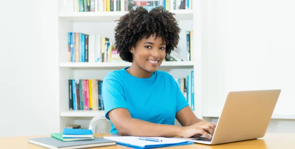 Motivált Afro Amerikai Női Hallgató Tanulás Idegen Nyelv Online Számítógép — Stock Fotó