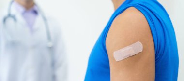 Coronavirus 'a karşı korunmak için Covid 19' a destek iğnesi üstüne alçı.