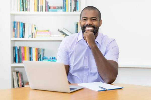 Portret Dojrzałego Afrykańskiego Biznesmena Pracującego Przy Komputerze Biurze — Zdjęcie stockowe