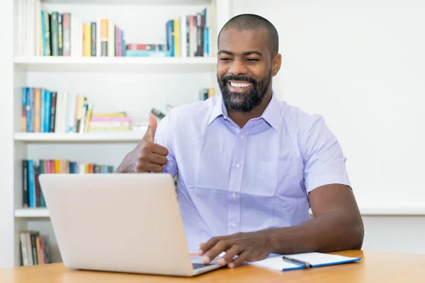 Afrikaans Amerikaans Leraar Onderwijs Studenten Online Aan Computer Aan Balie — Stockfoto