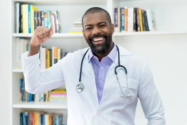 Cheering Medico Afroamericano Con Barba Stetoscopio Presso Ufficio Ospedale — Foto Stock