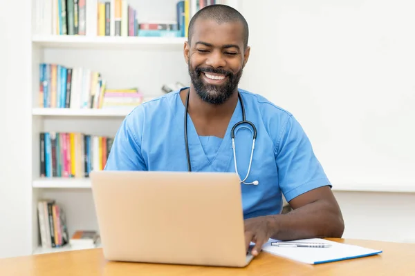 Videochiamata Del Medico Afroamericano Con Paziente Computer Ospedale — Foto Stock