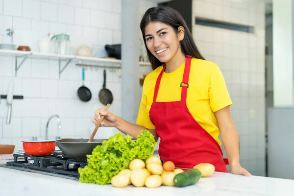 Riéndose Mujer Sudamericana Preparando Comida Cocina Casa — Foto de Stock