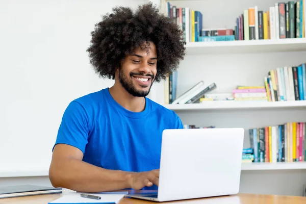 非洲裔美国软件工程师在新创公司办公室的电脑前大笑 — 图库照片