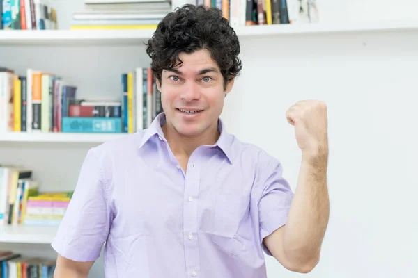 Torcida Caucasiano Empresário Ith Preto Cabelo Escritório — Fotografia de Stock