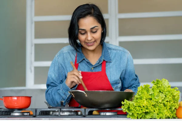 Mujer Bastante Latinoamericana Cocinando Comida Saludable Cocina — Foto de Stock