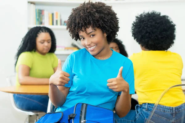Erfolgreiche Afrikanisch Amerikanische Studentin Mit Gruppe Junger Erwachsener Klassenzimmer Der — Stockfoto