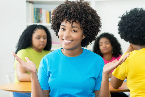 Lachen Afrikaans Amerikaanse Vrouwelijke Student Met Groep Van Jonge Volwassenen — Stockfoto