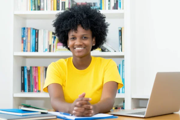 Afro Amerikan Kız Öğrencinin Portresi Evde Evdeki Masasında Masa Başında — Stok fotoğraf