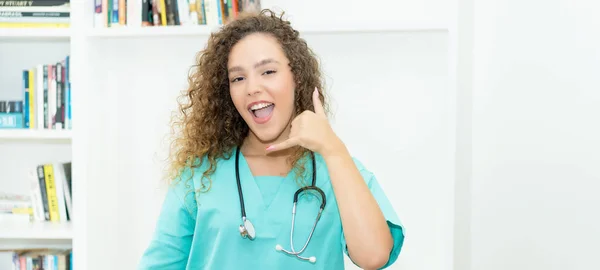 Blanke Vrouwelijke Verpleegster Beveelt Een Arts Het Ziekenhuis Bellen — Stockfoto