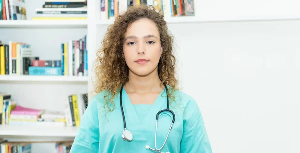 Νεαρή Λευκή Νοσοκόμα Φοιτήτρια Ιατρικής Σγουρά Μαλλιά Στο Νοσοκομείο — Φωτογραφία Αρχείου