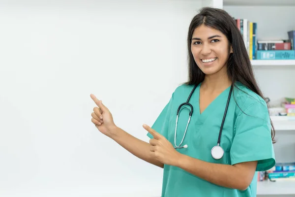 South American Female Nurse Doctor Pointing Sideways Hospital — Foto Stock