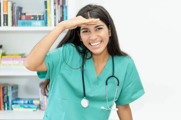 Lachen Zuid Amerikaanse Vrouwelijke Verpleegkundige Arts Het Ziekenhuis — Stockfoto