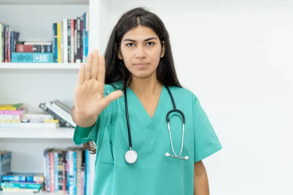 Zuid Amerikaanse Vrouwelijke Verpleegkundige Arts Gebaren Stop Het Ziekenhuis — Stockfoto