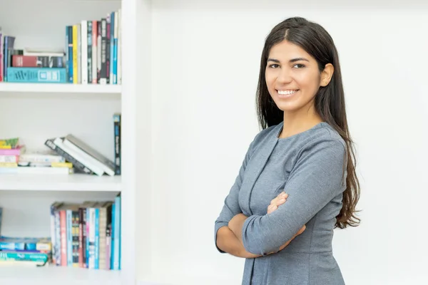 Pretty Hispanic Businesswoman Crossed Arms Office — Stok fotoğraf