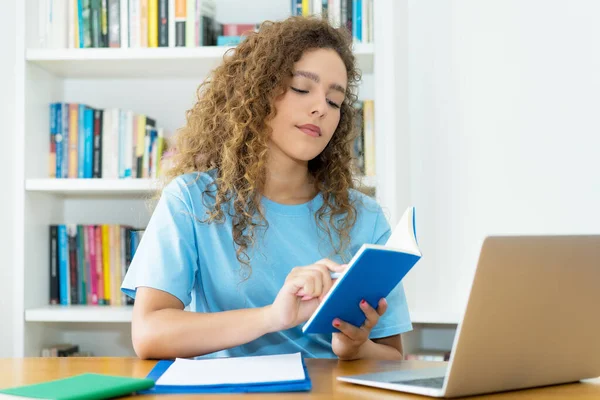 Pretty Caucasian Female Student Reading Reference Book Desk University — Stock Photo, Image