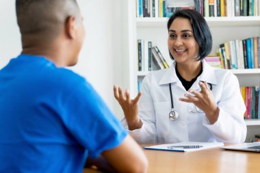 Güzel İspanyol kadın doktor hastanedeki hastaya teşhisi açıklıyor.