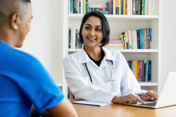 Bella Ispanica Medico Femminile Parlando Con Paziente Sano Ospedale — Foto Stock