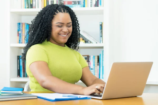 Riendo Afroamericana Estudiante Femenina Que Trabaja Computadora Interior Casa —  Fotos de Stock
