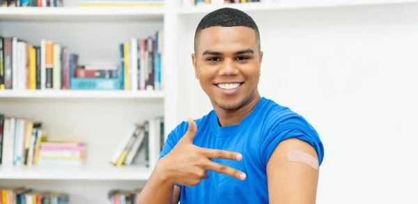 Stilig Hispanic Ung Vuxen Man Med Gips Efter Vaccination Mot — Stockfoto