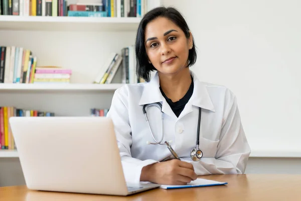 Beautiful Latin American Mature Doctor Work Work Office Hospital — Stock Photo, Image