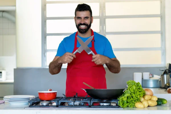 Motiverad Latinamerikansk Kock Matlagning Köket Hemma — Stockfoto